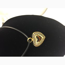 Gullfarget hjertesmykke med stener