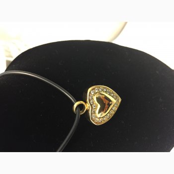 Gullfarget hjertesmykke med stener