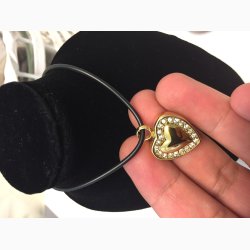 Gullfarget hjertesmykke med stener