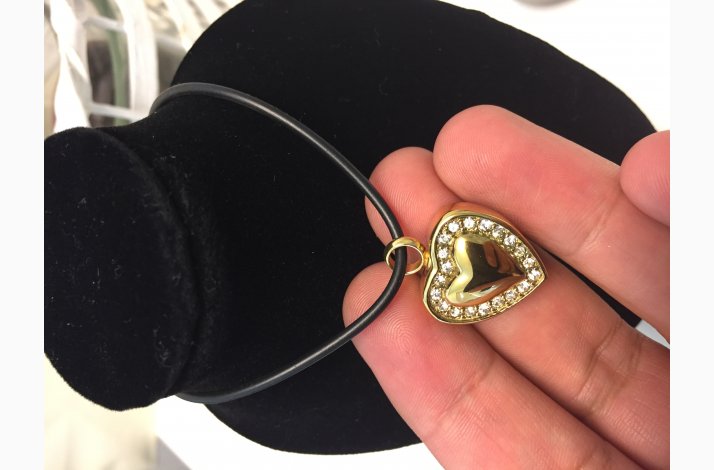 Gullfarget hjertesmykke med stener