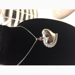 S�lvsmykke med stener