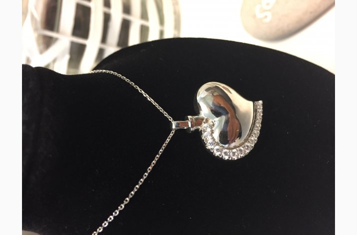 S�lvsmykke med stener